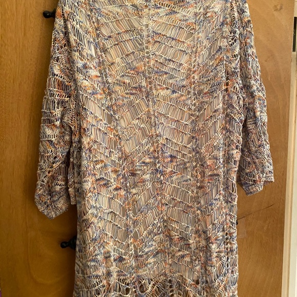 Crocheted sweater with white tank top lining - Picture 2 of 2